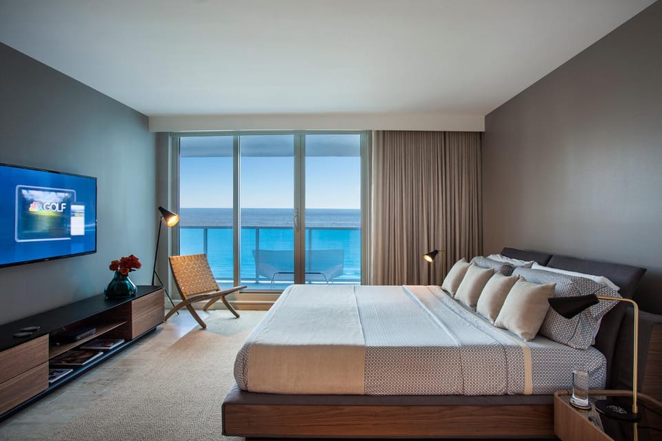 Bed, Natural landscape, TV and multimedia, Balcony/Terrace, Photo of the whole room, Bedroom, Sea view