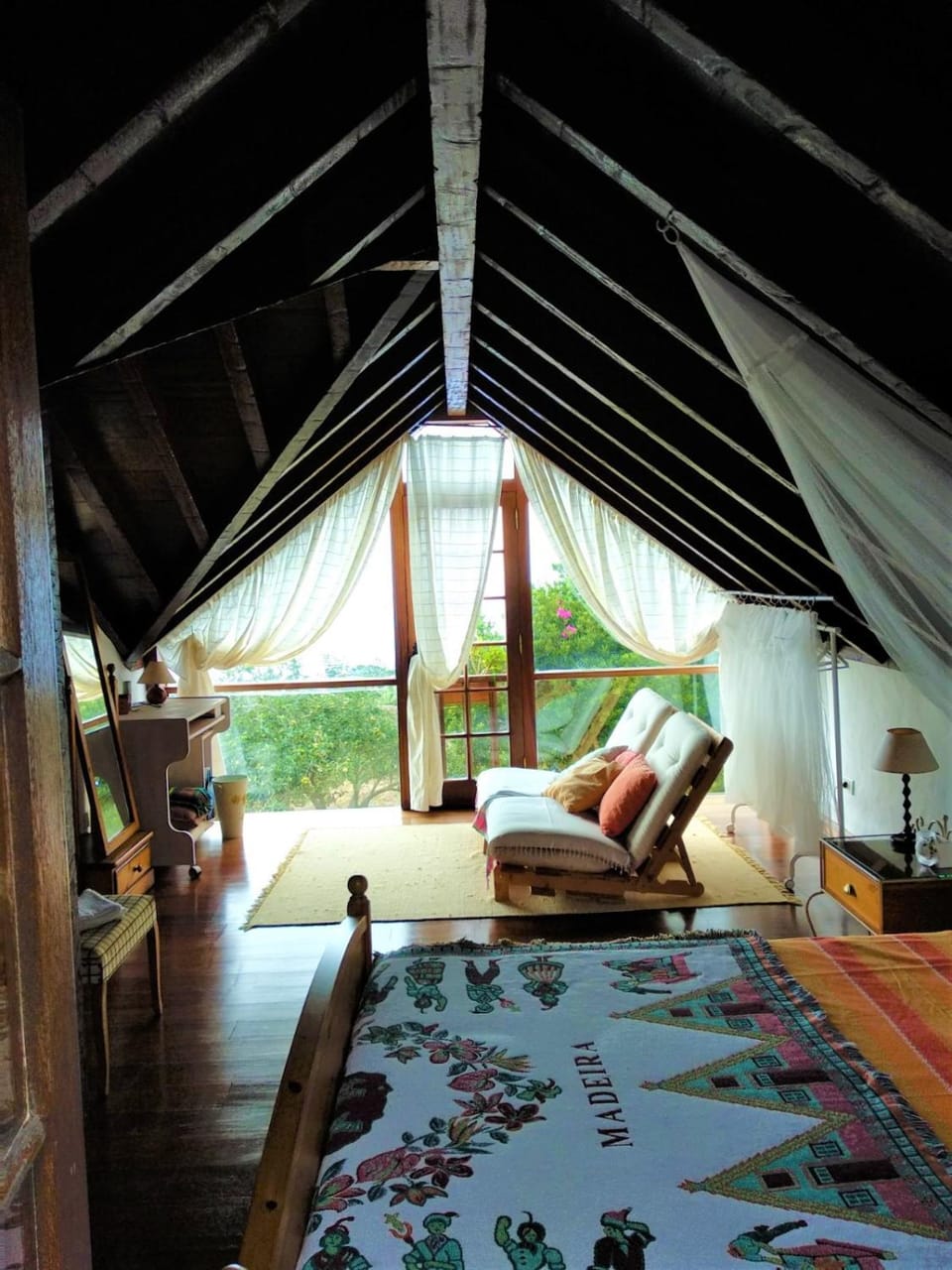Photo of the whole room, Decorative detail