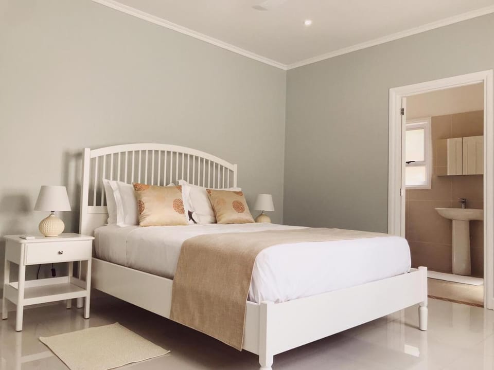 Shower, Bed, Bathroom, Photo of the whole room, Bedroom, Garden view, Mountain view, Sea view, safe, towels, wardrobe, wedding, air conditioner