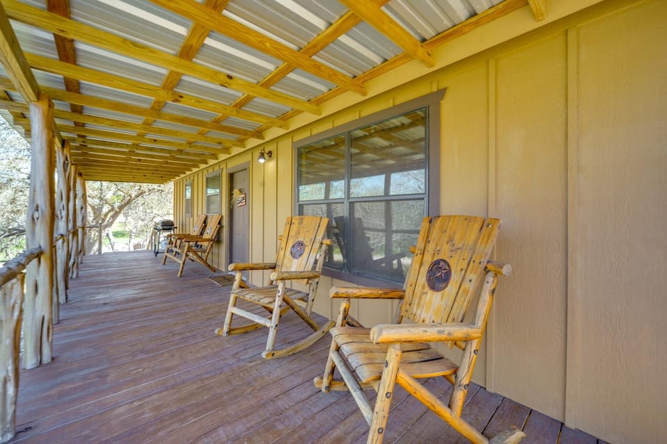 Rustic-Chic Country Cabin - 10 Mi to Main Street! Cabin in Rio Grande