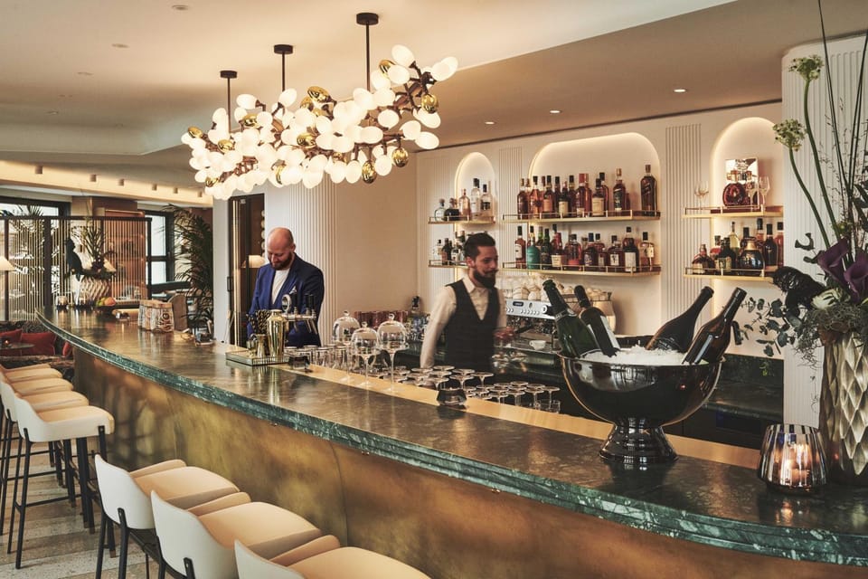 Restaurant/places to eat, Lounge or bar