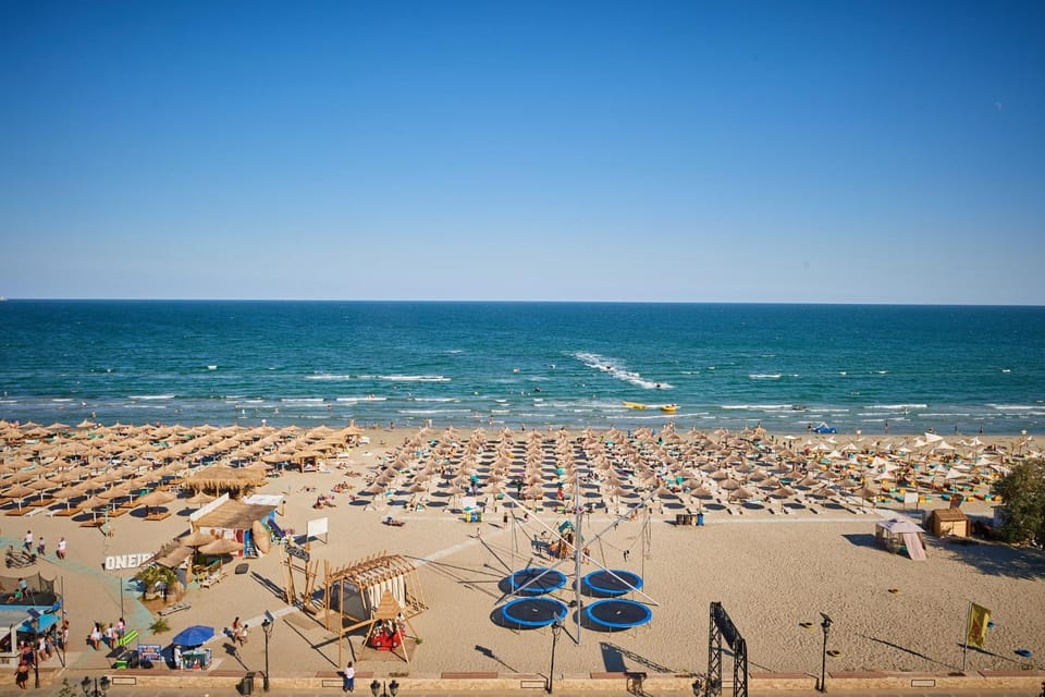 Golden Sunrise studio Spa n Pools Beach resort Apartment in Constanța County