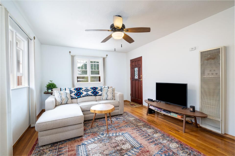 TV and multimedia, Living room, Seating area, furniture