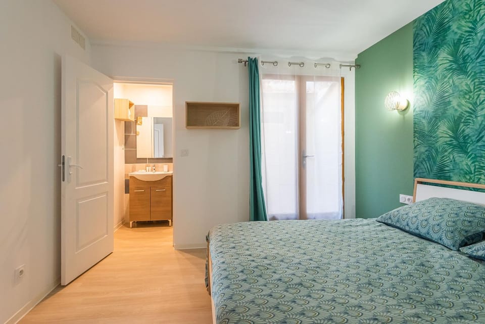 Photo of the whole room, Bedroom