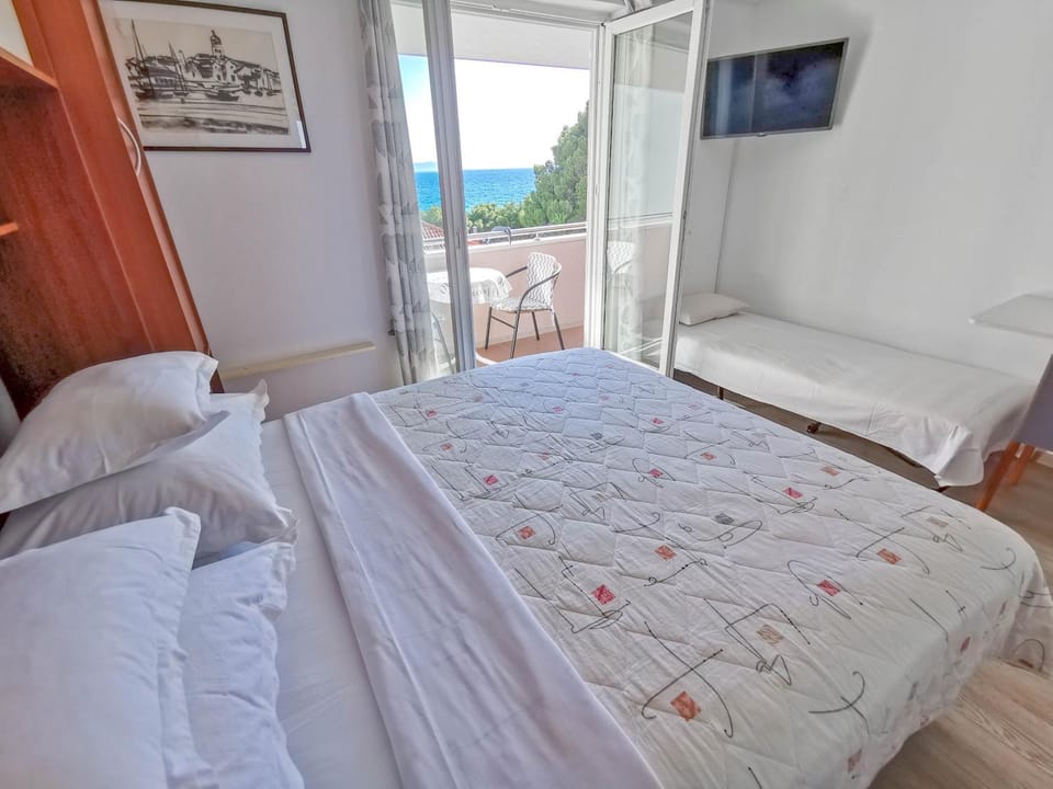 Bed, TV and multimedia, View (from property/room), Balcony/Terrace, Seating area, Bedroom, Sea view