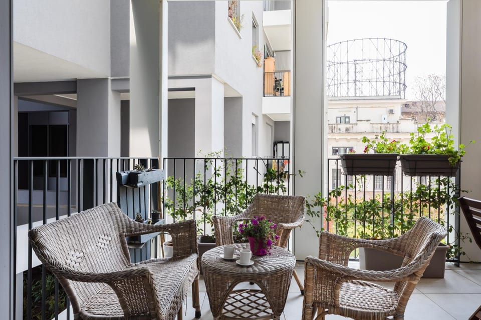 Property building, Patio, Balcony/Terrace