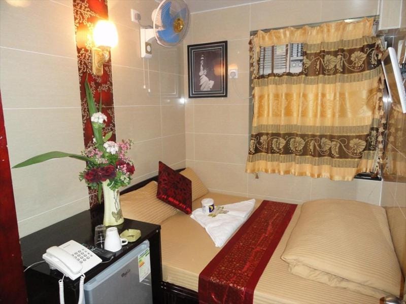 BOHOL HOSTEL Dhillon Hotels HK Block D 24 HOUR RECEPTION 10th floor Block D CHUNGKING MANSION Bed and Breakfast in Hong Kong