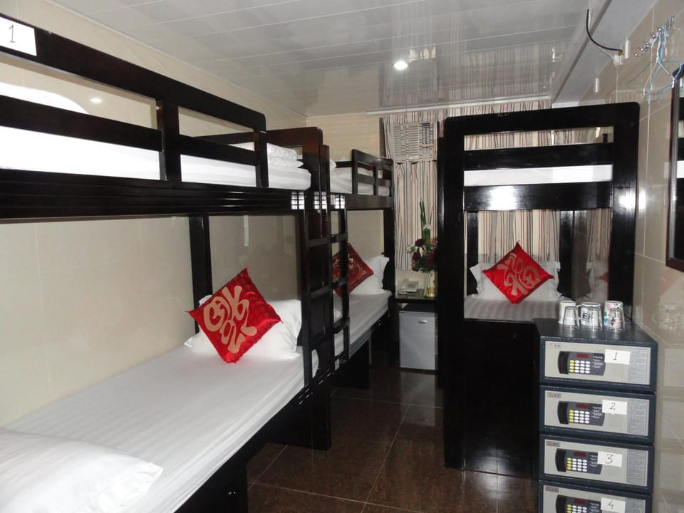 BOHOL HOSTEL Dhillon Hotels HK Block D 24 HOUR RECEPTION 10th floor Block D CHUNGKING MANSION Bed and Breakfast in Hong Kong