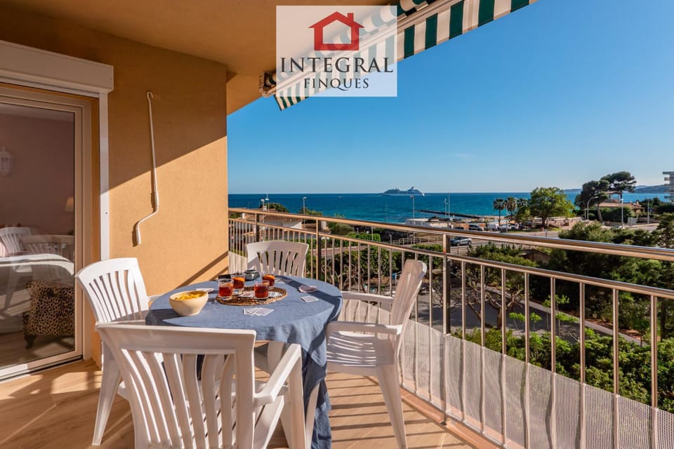 Day, Natural landscape, View (from property/room), Balcony/Terrace, Living room, Food and drinks, Sea view
