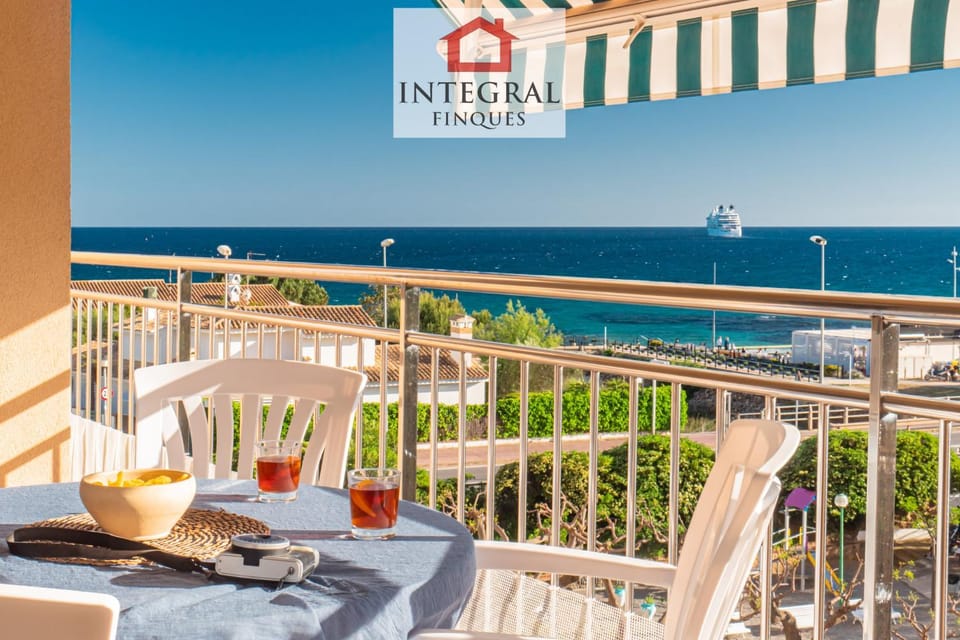 Day, Natural landscape, View (from property/room), Balcony/Terrace, Dining area, Sea view