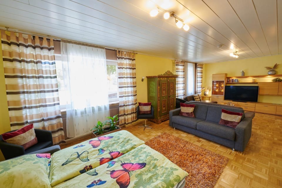 Bed, TV and multimedia, Living room, Photo of the whole room, Seating area, Bedroom