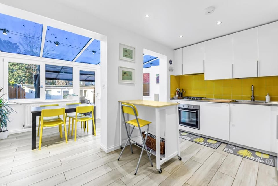 Family House in the Heart of Hanwell with 5 stars! Apartment in London Borough of Ealing