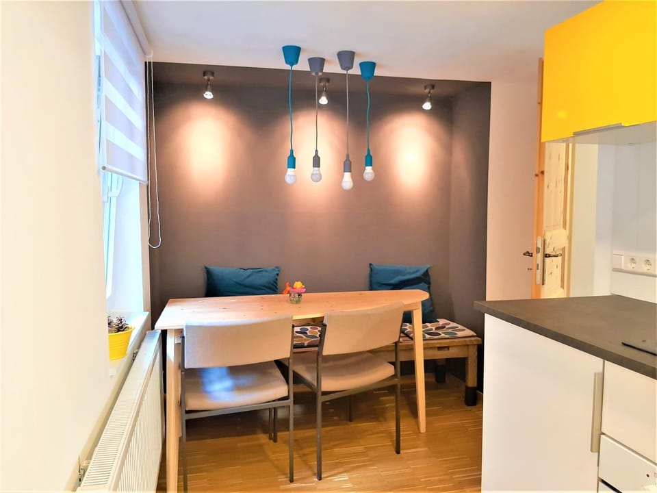 Kitchen or kitchenette, Seating area