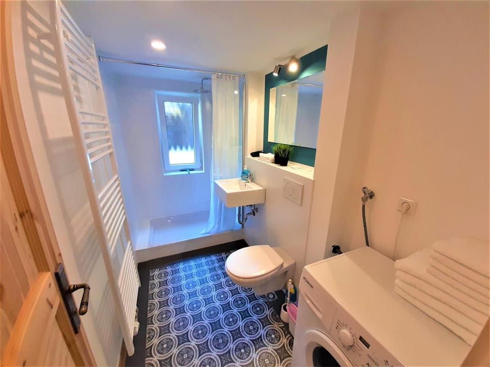 Shower, Toilet, Bathroom