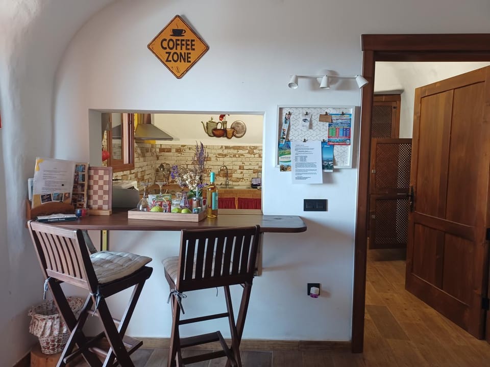 Kitchen or kitchenette, Lounge or bar