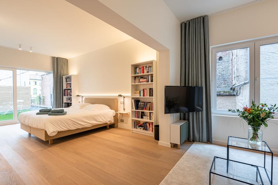 Bed, TV and multimedia, Photo of the whole room, Bedroom