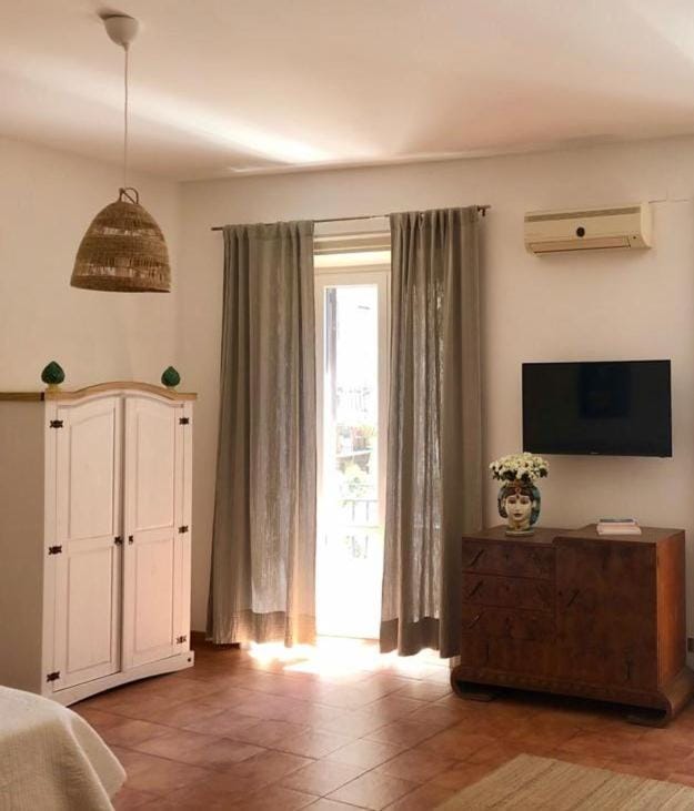 Property building, TV and multimedia, View (from property/room), Living room, Decorative detail