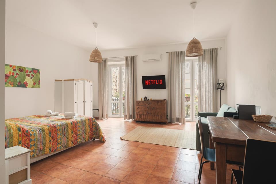 Bed, TV and multimedia, Living room, Photo of the whole room, Seating area, Dining area, Bedroom, hair dresser