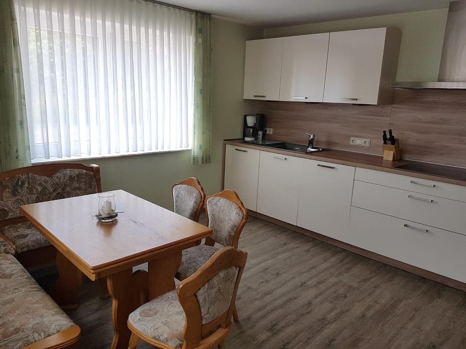 Kitchen or kitchenette, Dining area