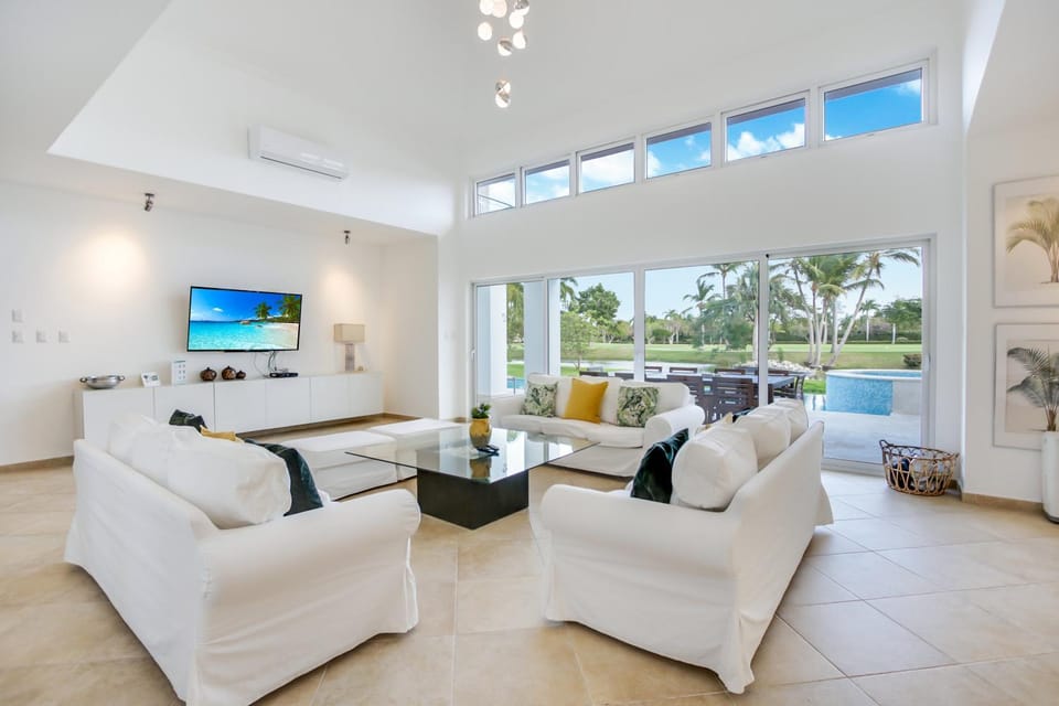 TV and multimedia, Living room, Pool view
