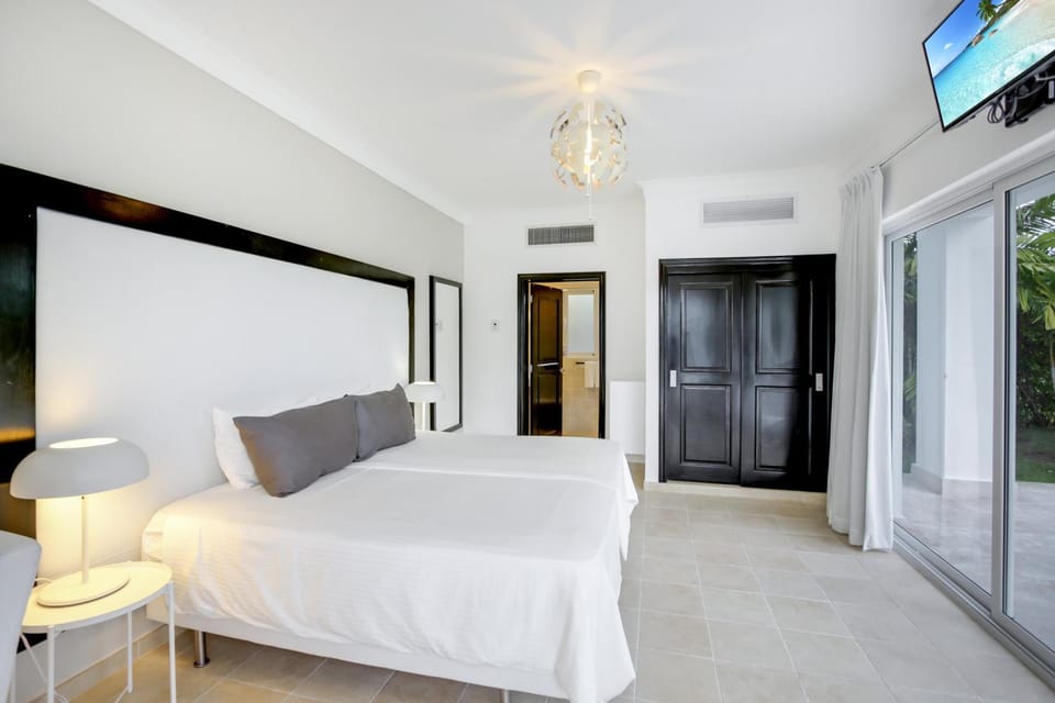 Bed, TV and multimedia, Bedroom