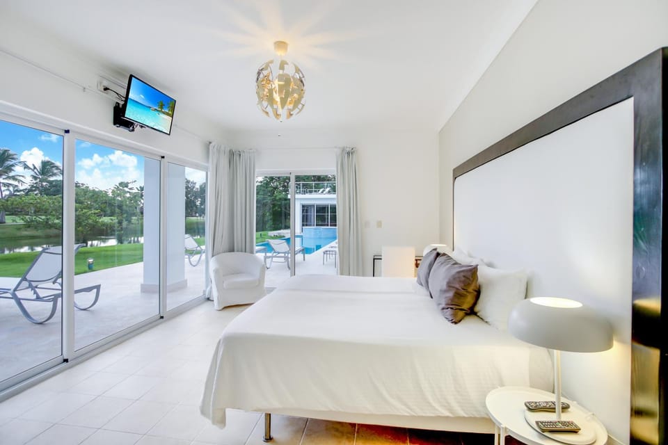 Bed, Bedroom, Pool view