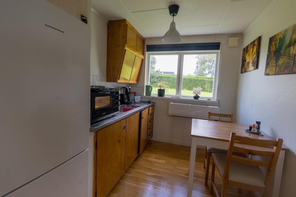Kitchen or kitchenette, Dining area, minibar, pet friendly, stove, toaster