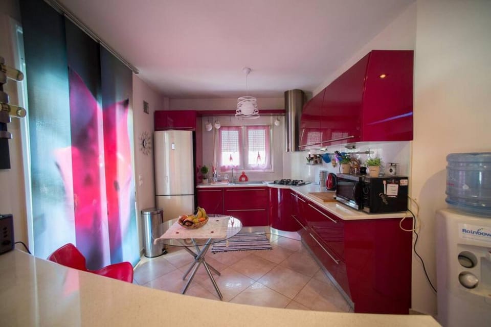 Kitchen or kitchenette, minibar, oven, stove