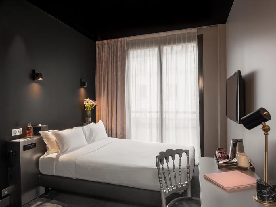 Bed, TV and multimedia, Bedroom, Inner courtyard view