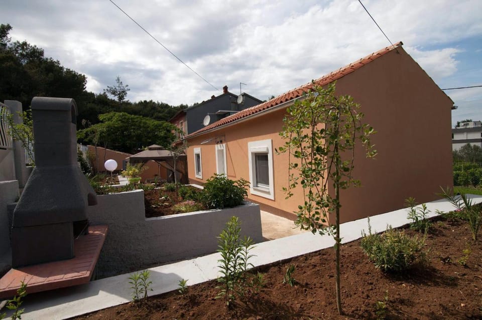 Property building, BBQ facilities, Garden