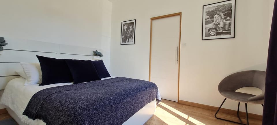 Bed, Photo of the whole room, Decorative detail, Bedroom, storage, wardrobe