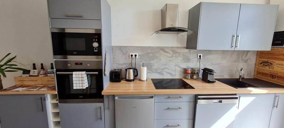 Coffee/tea facilities, Kitchen or kitchenette, dishwasher, pet friendly, storage, stove, wardrobe, kitchen
