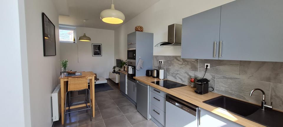 Coffee/tea facilities, Kitchen or kitchenette, Dining area, dishwasher, pet friendly, storage, stove, wardrobe, kitchen