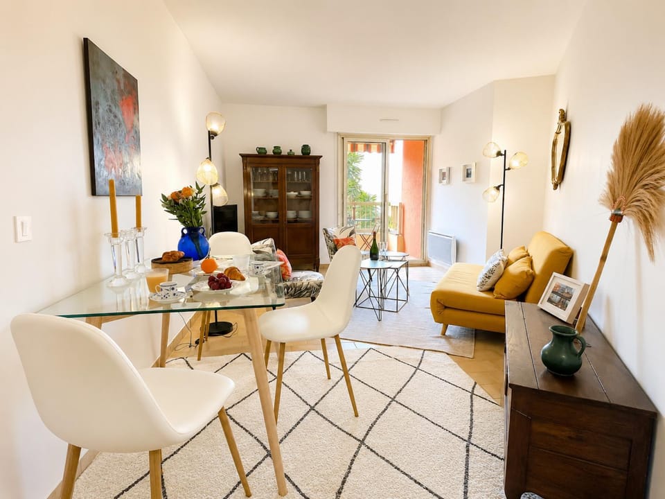 Living room, Dining area