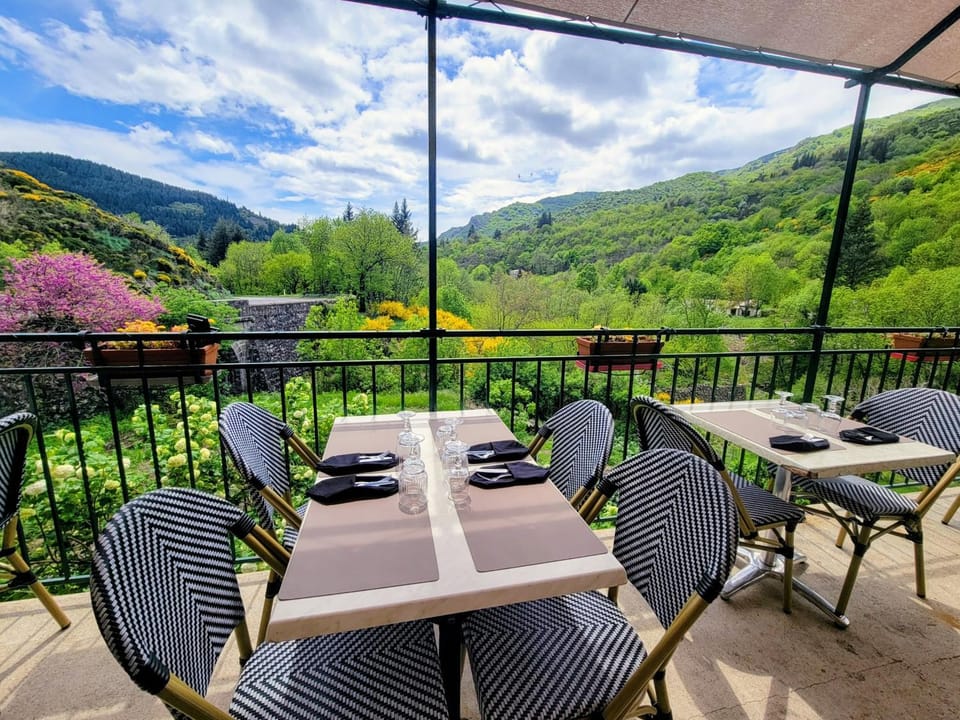Natural landscape, View (from property/room), Balcony/Terrace, Dining area, Mountain view