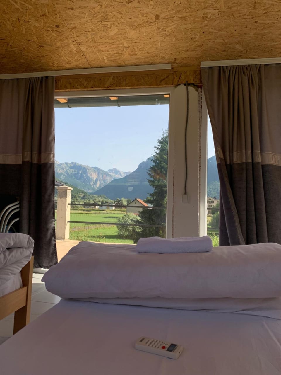 Bed, Day, Natural landscape, Photo of the whole room, Bedroom, Mountain view