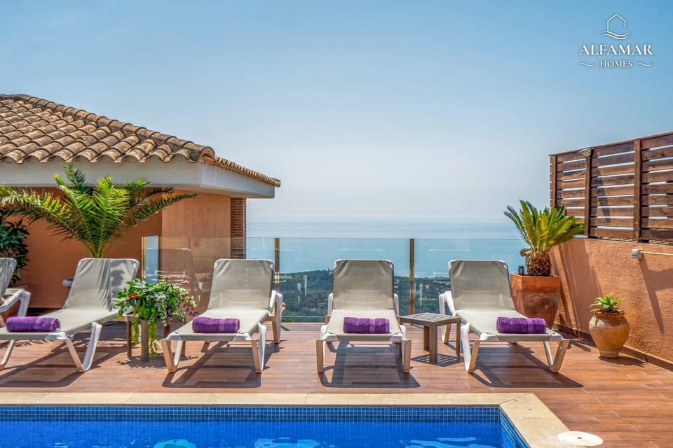 Villa Origami House in Lloret de Mar