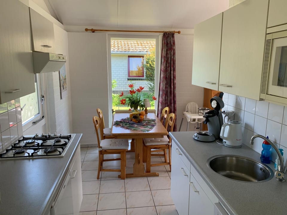 Coffee/tea facilities, Kitchen or kitchenette, Dining area