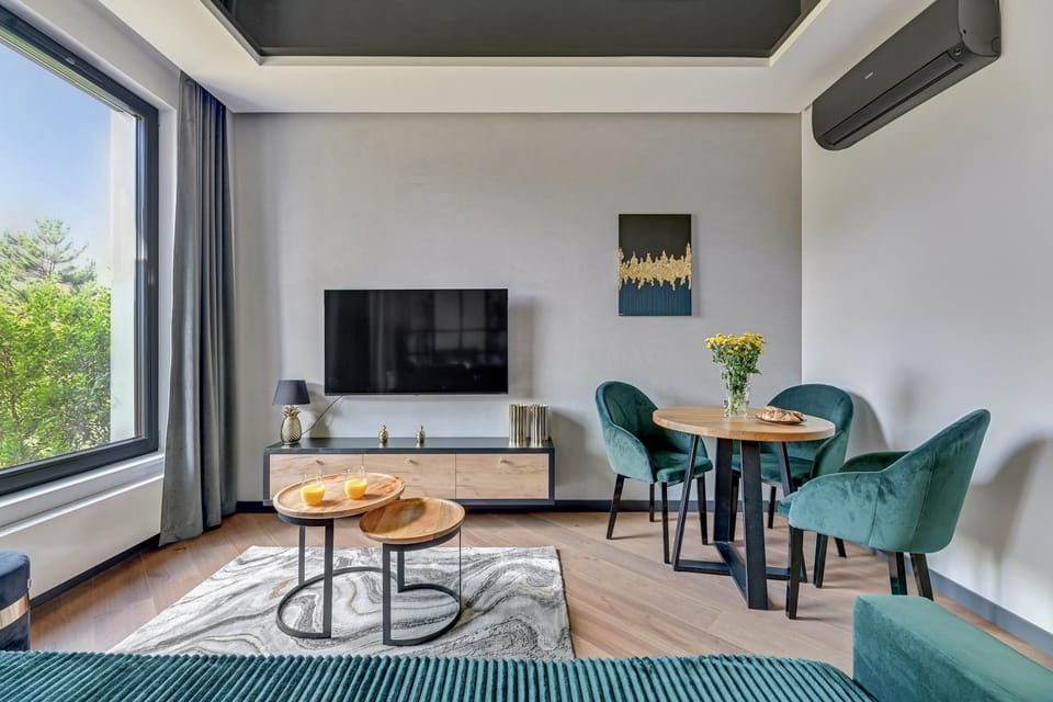 TV and multimedia, Living room, Seating area, Dining area