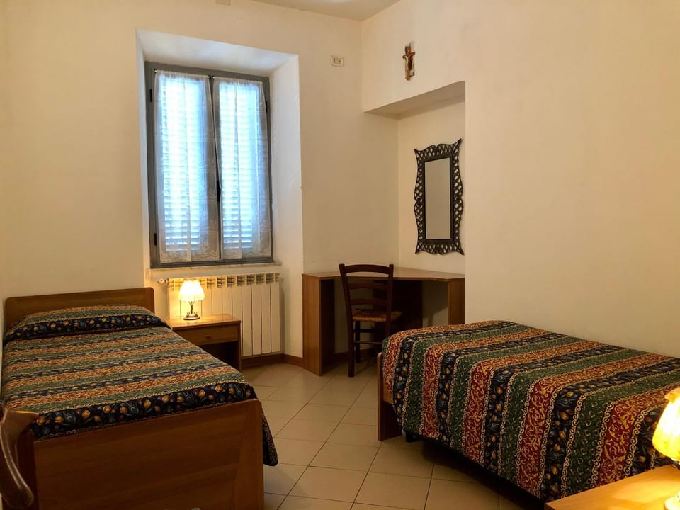 Bed, TV and multimedia, Photo of the whole room, Bedroom, towels, wardrobe