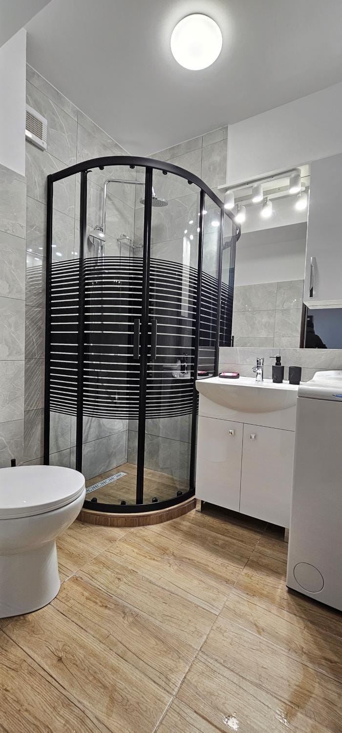 Shower, Toilet