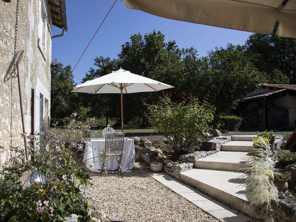 Property building, Patio, Day, Garden, Dining area, Garden view