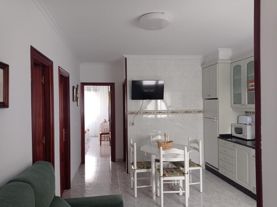 Kitchen or kitchenette, Seating area, microwave, toaster