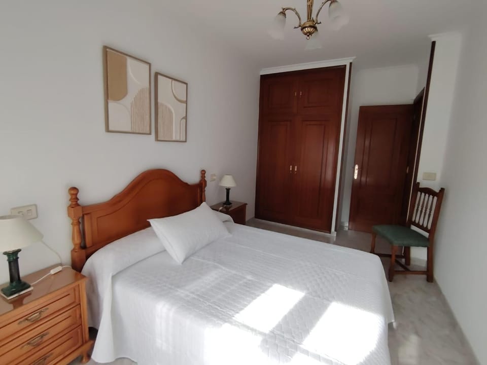 Photo of the whole room, Bedroom