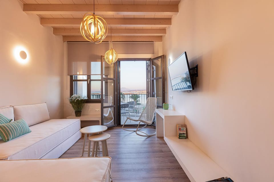 TV and multimedia, Balcony/Terrace, Living room, Bedroom, Sea view, Street view