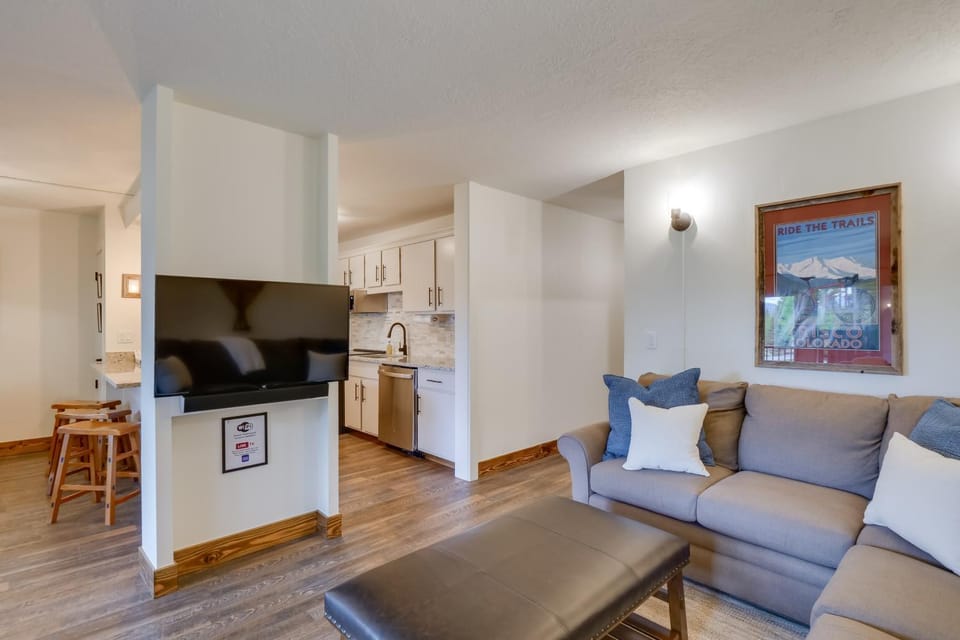 Walk to Ski Shuttle: Cozy Mountain Meadows Condo House in Frisco