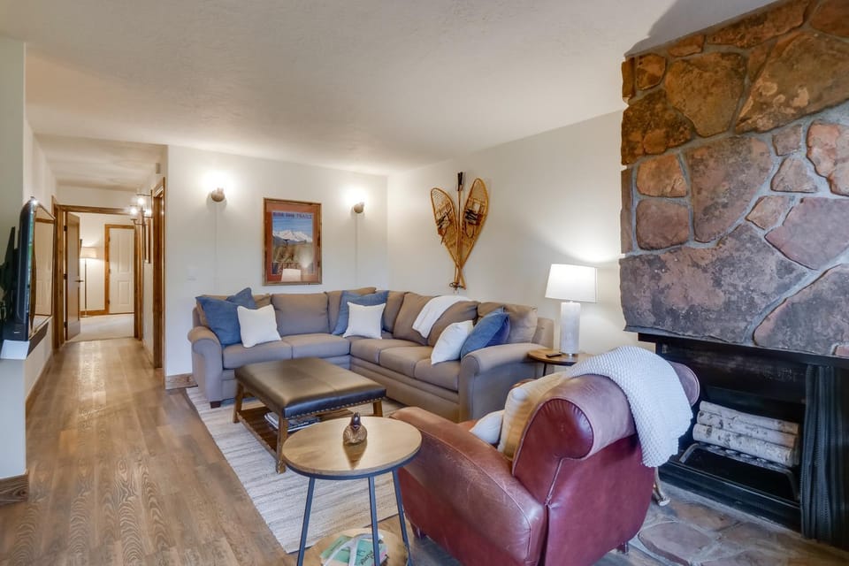 Walk to Ski Shuttle: Cozy Mountain Meadows Condo House in Frisco