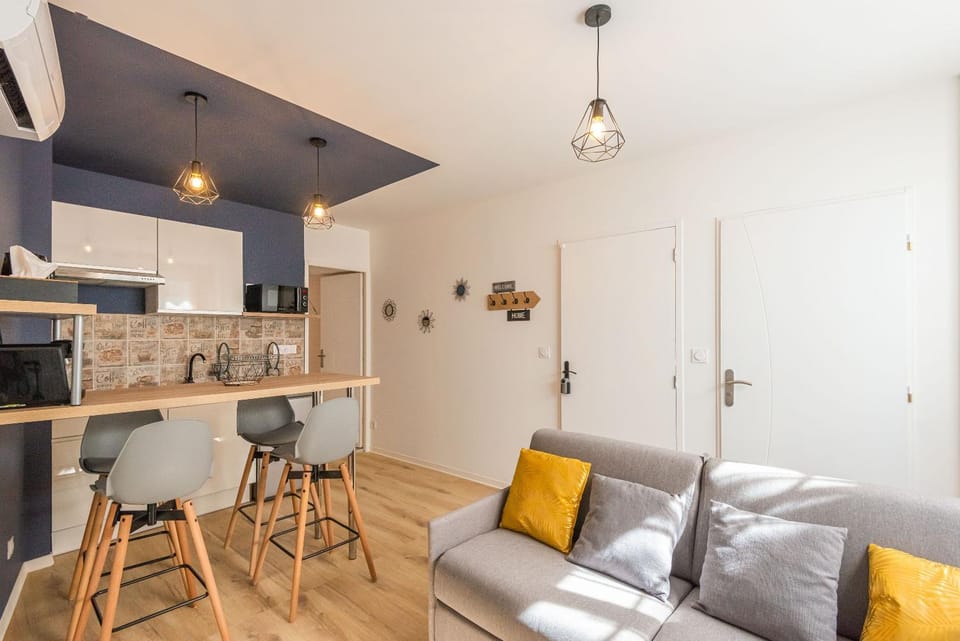 Living room, Lounge or bar, Seating area, Dining area