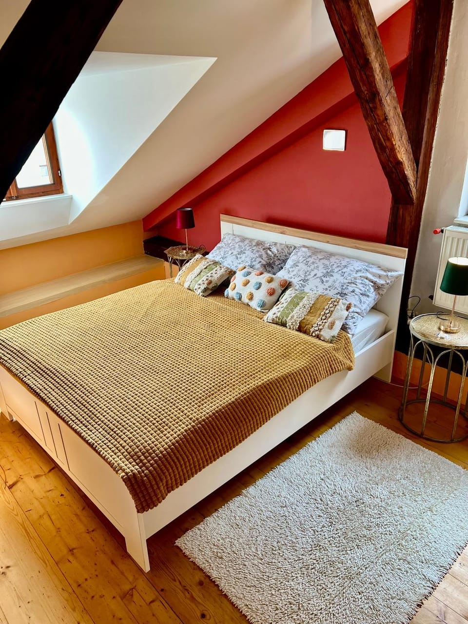 Bed, TV and multimedia, Bedroom