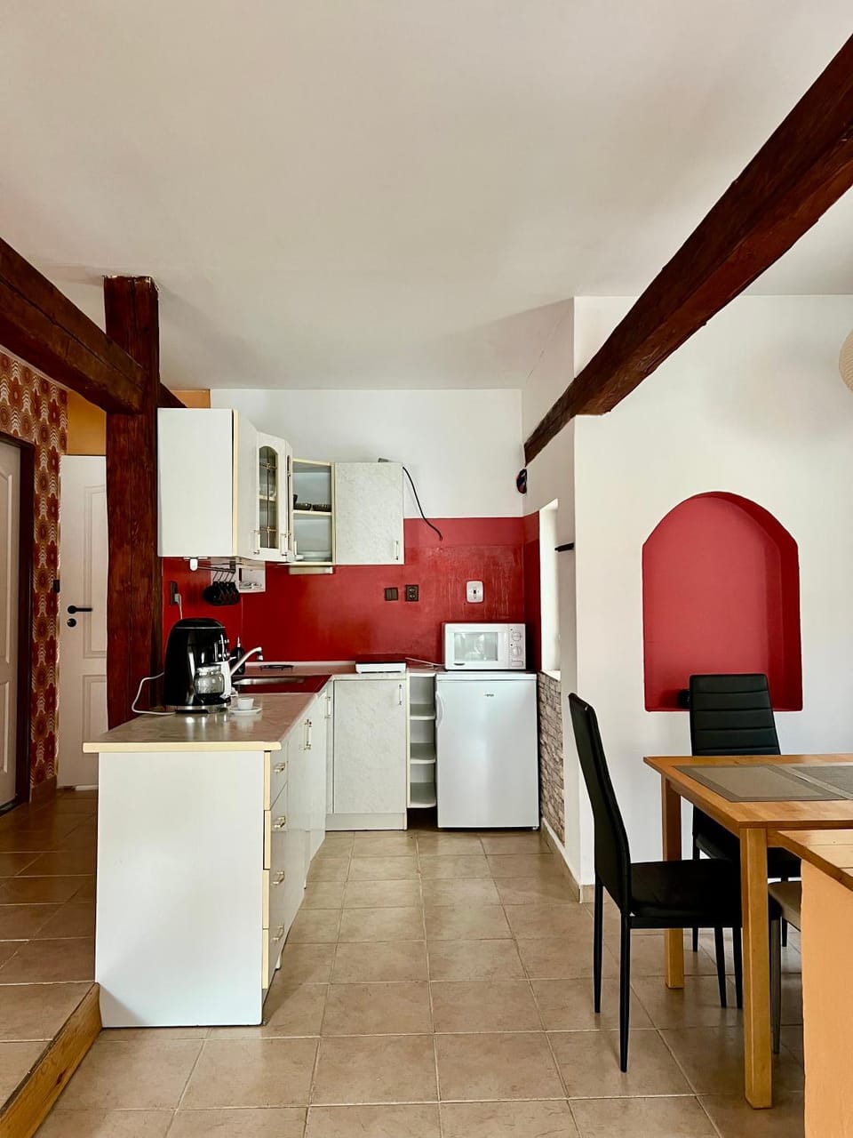 Kitchen or kitchenette, Dining area